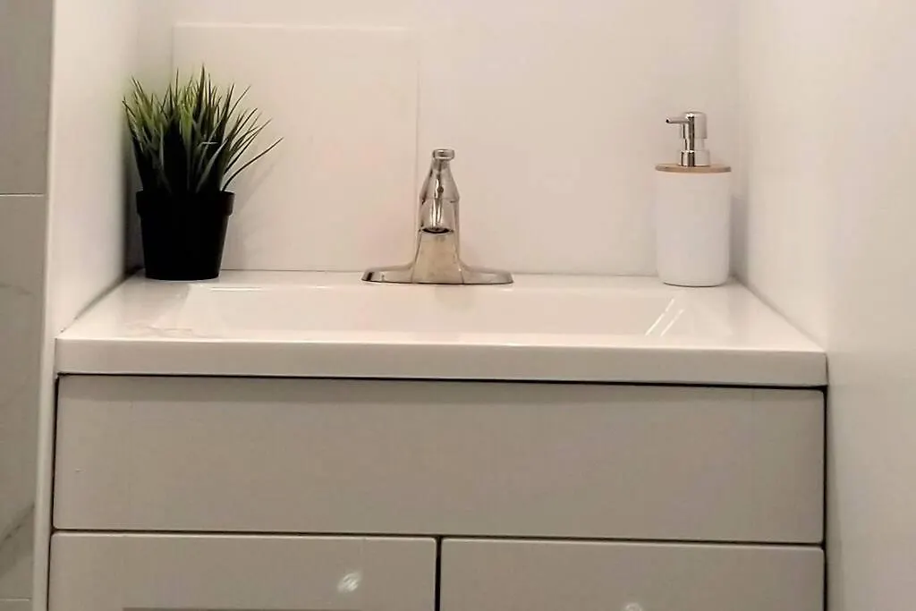 Charming Studio With Parking, Netflix, Full Kitchen - Close To Algonquin College Apartment Ottawa