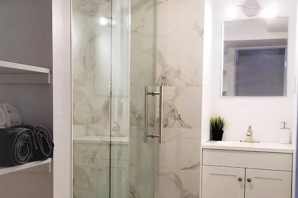 Charming Studio With Parking, Netflix, Full Kitchen - Close To Algonquin College Apartment Ottawa